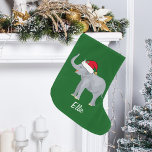 Cute kerst Elephant Grote Kerstsok<br><div class="desc">Deze prachtige kerstolifant met een hoge kofferbak is voorzien van een mooie glimlachende olifant met een rode kersthoed. Deze  gepersonaliseerde kerstvoorraad is voorzien van een mooie groene vakantieachtergrond. Personaliseer je eigen tekst onderaan voor een klassiek geschenk.</div>