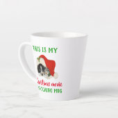 Cute kerstfilm die  kijkt latte mok (Linkerhoek)