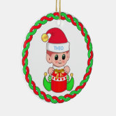 Cute Kerstmis Baby Elf en Green Red Garland Keramisch Ornament (Rechts)