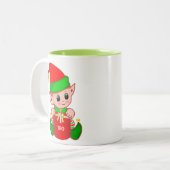Cute Kerstmis Elf met cadeaudoos en bewerkbare tek Tweekleurige Koffiemok (Voorkant links)