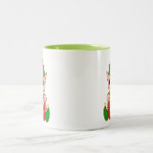 Cute Kerstmis Elf met cadeaudoos en bewerkbare tek Tweekleurige Koffiemok (Center)