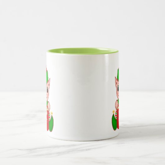 Cute Kerstmis Elf met cadeaudoos en bewerkbare tek Tweekleurige Koffiemok (Center)