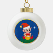 Cute Kerstmis Elf op blauw Keramische Bal Ornament (Voorkant)