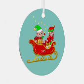 Cute Kerstmis Elf over Sleigh Metalen Ornament (Voorkant Rechts)