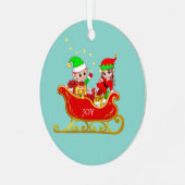Cute Kerstmis Elf over Sleigh Metalen Ornament (Voorkant links)