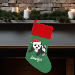 Cute Kerstmis Panda Beer Kerstsok<br><div class="desc">Deze mooie kerstpanda-beer met een schattige panda met een rode kersthoed. Deze  gepersonaliseerde dierkerstvoorraad is versierd met een mooie groene achtergrond voor munt. Personaliseer je eigen tekst onderaan voor een klassiek geschenk.</div>