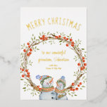 Cute Kerstmis Snowman Winter Berry Wreath Gold Folie Feestdagenkaart<br><div class="desc">Persoonlijke kerstkaart met luxe goudfolie-typografie. Dit ontwerp is geletterd met vrolijk kerstfeest,  gevolgd door je gepersonaliseerde tekst die is omgeven met een traditionele twijg met winterbessen en twee schattige,  gelukkige sneeuwmannen.</div>
