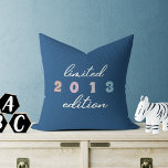 Cute Kind Birth Year Limited Edition Rainbow Paste Kussen<br><div class="desc">Introductie van ons schattige aangepaste Cute Kinder Birth Year Limited Edition Rainbow Pastel Sierkussen! Deze moderne en leuke kussens is de perfecte aanvulling op de slaapkamer of speelruimte van elk kind, omdat hij een kleurrijk regenboogontwerp in pasteltinten bevat dat elke ruimte verheldert. Maar wat dit kussen echt bijzonder maakt, is...</div>