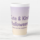 🧡 ✨ “Cute & Kind Halloween” Collectie 🎃🌿 Latte Mok (Voorkant)