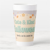 🧡 ✨ “Cute & Kind Halloween” Collectie 🎃🌿 Latte Mok (Voorkant)