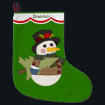 Cute Kinder Personalized Snowman Grote Kerstsok<br><div class="desc">Een schattige sneeuwman die gekleed is in een bovenste hoed en een vacht is voorzien van een kerstboom. Het afbeelding wordt op een heldere groene achtergrond geplaatst. Een witte scalloped grens in rood getrimd, met de naam van je kind in groen, versiert de top zelf. *Bedankt aan de Echte Cliënt...</div>