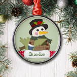 Cute Kinder Personalized Snowman Metalen Ornament<br><div class="desc">Een schattige sneeuwman die gekleed is in een bovenste hoed en een vacht is voorzien van een kerstboom. Bij de bodem is een rode en witte polka puntstrook met een witte naambanner die de naam van uw kind of andere douanetekst houdt. Het afbeelding en de banner worden geplaatst op een...</div>