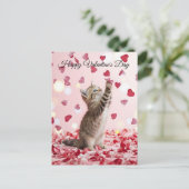 Cute Kitten Catching Valentine Heart Petals Briefkaart (Staand voorkant)