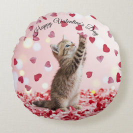 Cute Kitten Catching Valentine Heart Petals Rond Kussen