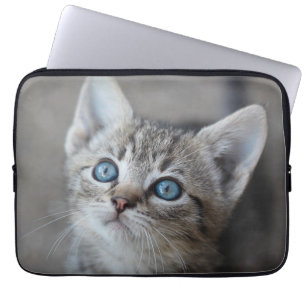 Cute Kitten in de tuin Laptop Sleeve