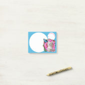 Cute Kitten met blauwe vlinder op neontropische P Post-it® Notes (Op bureau)