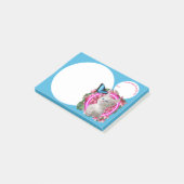 Cute Kitten met blauwe vlinder op neontropische P Post-it® Notes (Schuin)