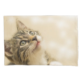 Cute Kitten met een uitgerekt paw Kussensloop