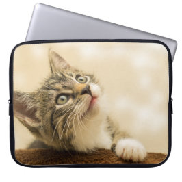 Cute Kitten met een uitgerekt paw Laptop Sleeve