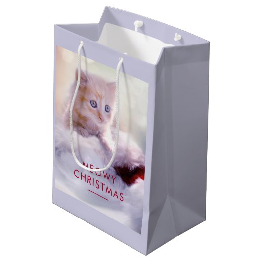 Cute Kitten rust op een kerstman met kerstmis Medium Cadeauzakje (Achterkant Gekanteld)