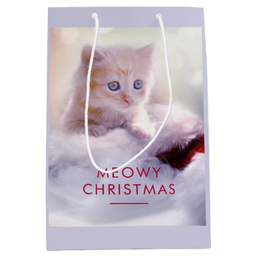 Cute Kitten rust op een kerstman met kerstmis Medium Cadeauzakje (Voorkant)