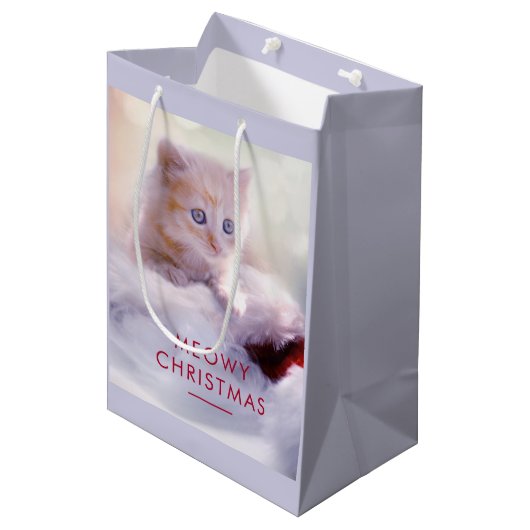 Cute Kitten rust op een kerstman met kerstmis Medium Cadeauzakje (Voorkant Gekanteld)