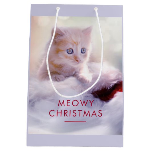 Cute Kitten rust op een kerstman met kerstmis Medium Cadeauzakje (Achterkant)