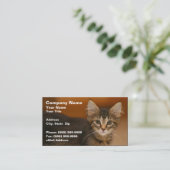 Cute Kitten tegen een bruine achtergrond Visitekaartje (Staand voorkant)