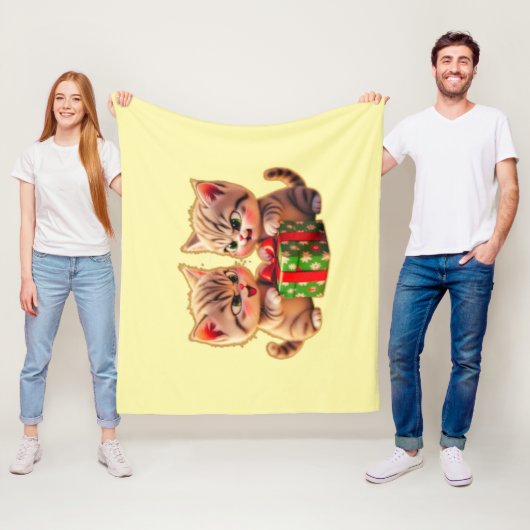 **Cute Kittens Fighting Over a Gift – Funny Christ Fleece Deken (In situ)