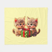 **Cute Kittens Fighting Over a Gift – Funny Christ Fleece Deken (Voorkant (Horizontaal))