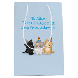 Cute kittens gepersonaliseerde blauwe verjaardagsk medium cadeauzakje