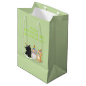 Cute kittens gepersonaliseerde groene verjaardagsk medium cadeauzakje (Voorkant Gekanteld)