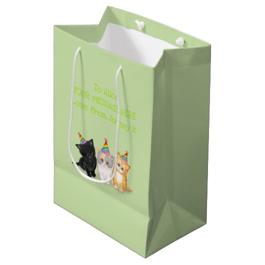 Cute kittens gepersonaliseerde groene verjaardagsk medium cadeauzakje (Voorkant Gekanteld)