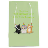 Cute kittens gepersonaliseerde groene verjaardagsk medium cadeauzakje (Voorkant)