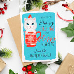 Cute Kitty Cat Mok Meowy Kerstparty Kaart<br><div class="desc">Deze leuke en leuke kerstfeestelijke uitnodiging is perfect voor elke feestelijke en leuke gebeurtenis. Het bevat een handgetekende illustratie van een witte, roze en blauwe kitty kat in een rode en witte sneeuwvlokpatroon mok met een schattig pet van de Kerstman boven op een ijzige blauwe achtergrond en een witte romige...</div>