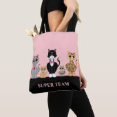Cute Kitty Cat Team en kalligrafie op zwart-roze Tote Bag (Dichtbij)