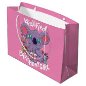 Cute Koala Beer Koalified Birthday Girl Pink Groot Cadeauzakje (Achterkant Gekanteld)