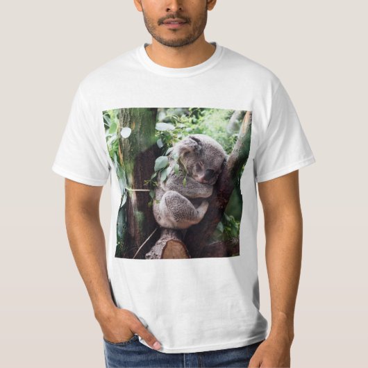 Cute Koala Beer ontspannend in een boom T-shirt (Voorkant)