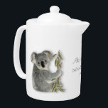 Cute Koala Persoonlijk Theepot<br><div class="desc">Pas deze theepot aan met je eigen tekst! Deze schattige schattige fluffy koala heeft zijn eigen voorraad eucalyptusbladeren zodat hij koeld is en blij dat hij je de hele dag gezelschap houdt terwijl je je vestigt om een brouwtje te hebben. Een mooi digitaal geschilderd ontwerp om een saaie dag op...</div>
