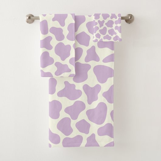 Cute Koe Animal Print Patroon Aesthetisch Lila Bad Handdoek (Insitu)