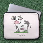 Cute Koe roze laptophoes Laptop Sleeve<br><div class="desc">Een grappige roze laptophoes voor uw computer met een schattige koe op gras en een aanpasbare voornaam. Dit kan een groot geschenk zijn voor een boer,  een dierenarts of een liefhebber van Kawaii-dieren! Voeg gewoon de naam van je vriend toe en bied het aan!</div>