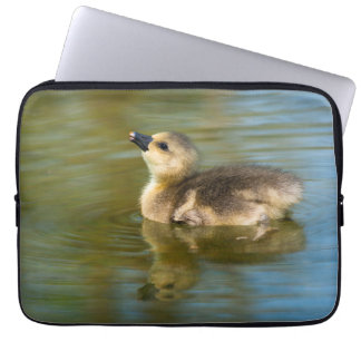 Cute kuiken op vijver laptop sleeve