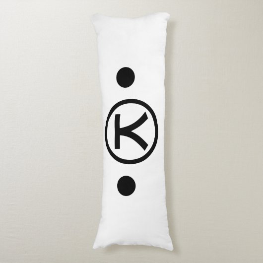 Cute Kuma Beer Kaomoji Japanse Emoticon Text Art Lichaamskussen (Voorkant Verticaal)