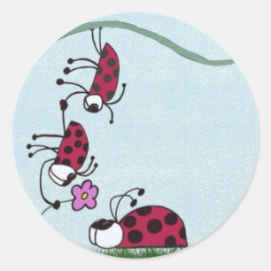 Cute Ladybug die zijn liefdesschilderingen uitstra Ronde Sticker