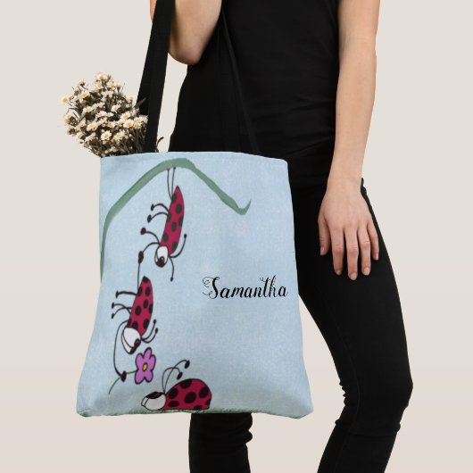 Cute Ladybug die zijn liefdesschilderingen uitstra Tote Bag (Dichtbij)