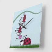 Cute Ladybug die zijn liefdesschilderingen uitstra Vierkante Klok (Hoek)