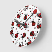 Cute Ladybug en Hearts Pattern Ronde Klok (Hoek)