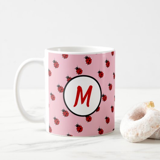 Cute Ladybug Patroonmonogram in Roze en Rood Koffiemok (Met donut)