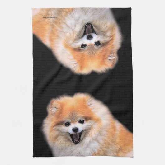 Cute Laughing Pomeranian Dog Theedoek (Verticaal)
