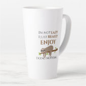 Cute Lazy Sloth Hanging on Tree Funny Text Latte Mok (Rechterhoek)